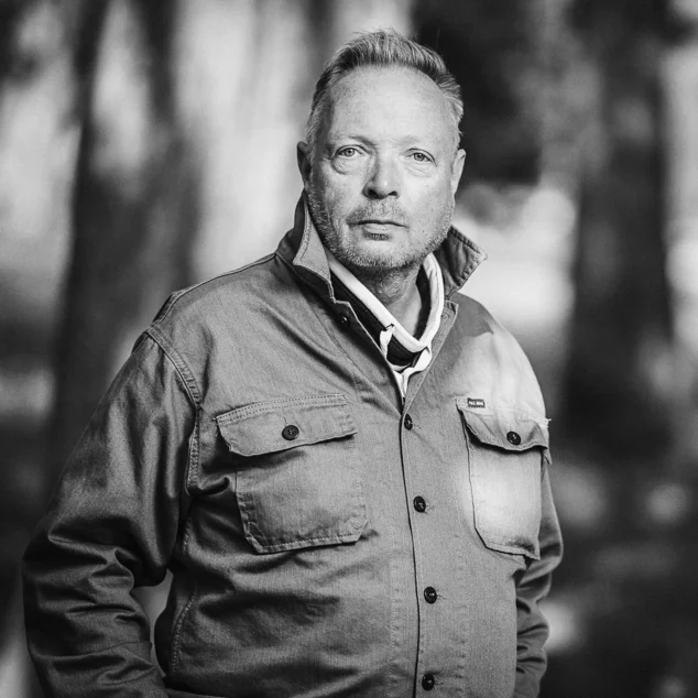 Ein Mann schaut in die Kamera. 