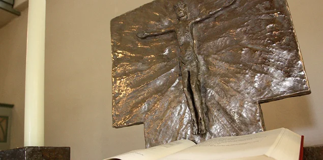 Blick auf Altar und Altarkreuz der St-Bartholomäus-Kapelle Salem