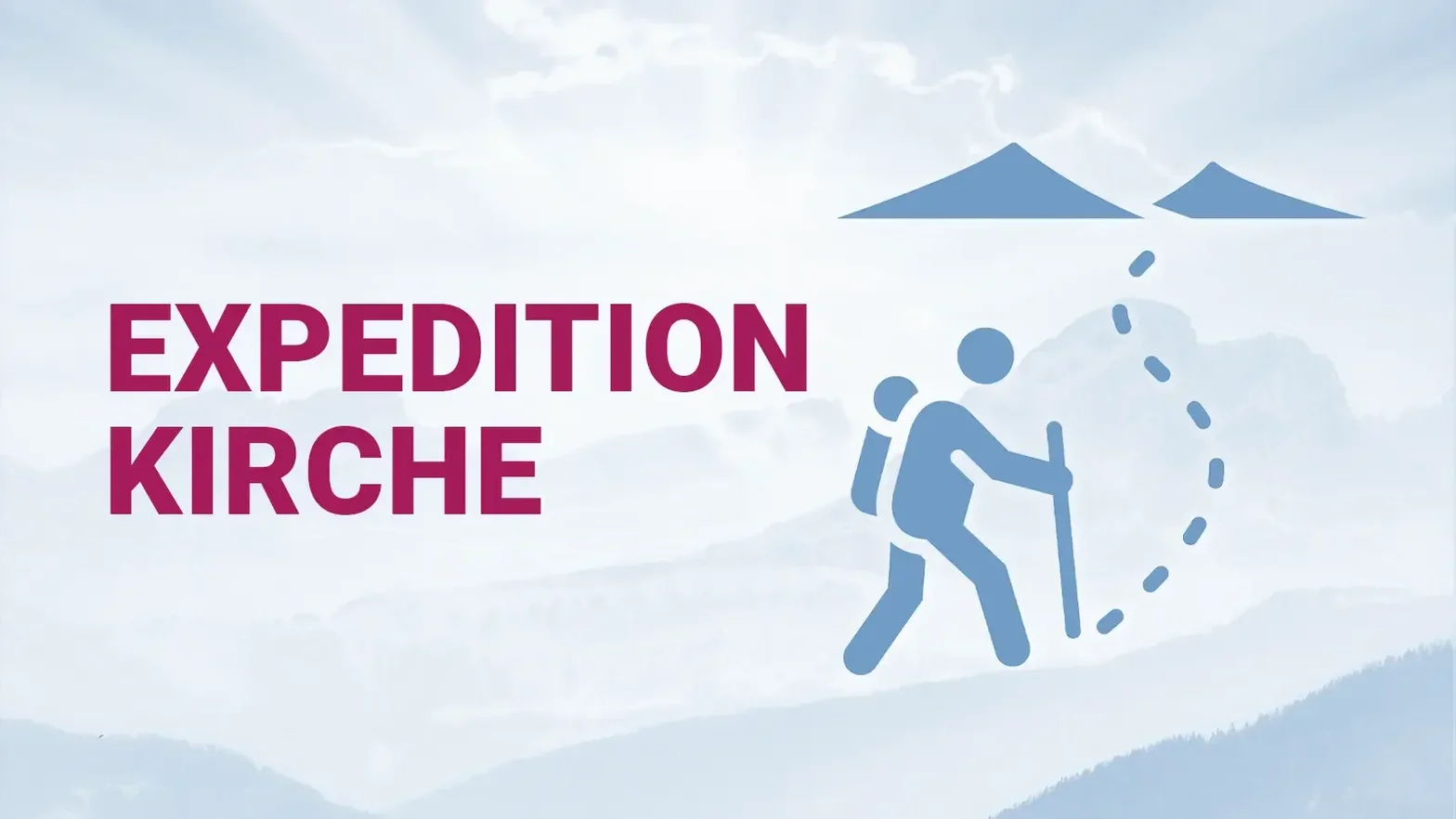 Ein brombeerfarbener Schriftzug "Expedition Kirche" vor einer verschwommenen Berglandschaft in hellen Blautönen. Rechts neben dem Text ein blaues Piktogramm, das einen Wanderer mit Wanderstock auf einem Pfad in Richtung zweier Berge zeigt.