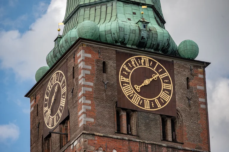 Blick auf eine Kirchturmuhr