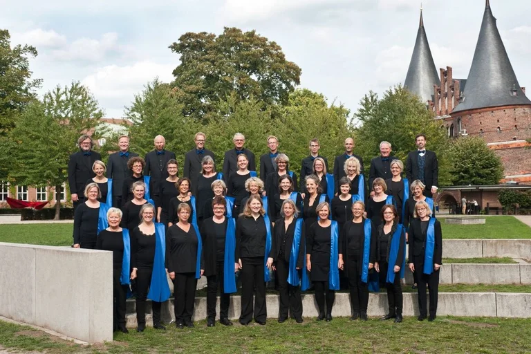 Chor in schwarzer Kleidung 