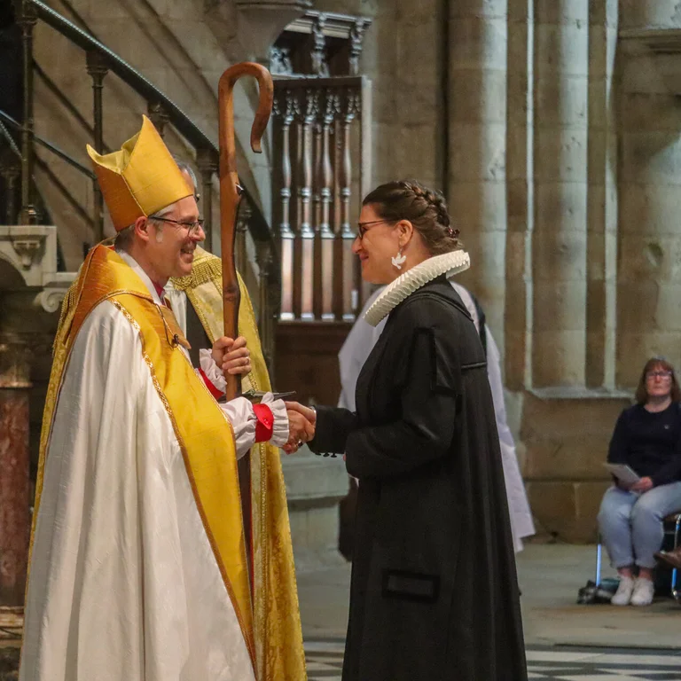 Menschen in einer Kirche 