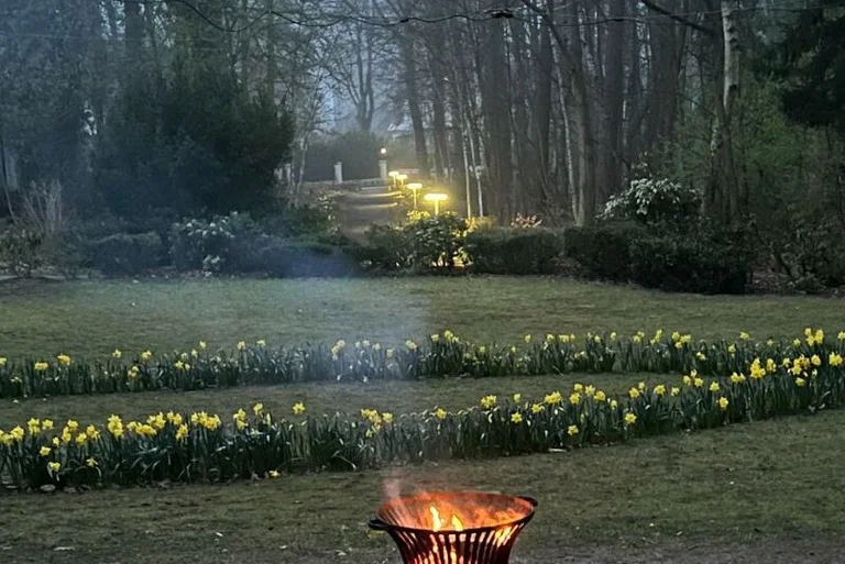 Osterfeuer vor der Kirchenwiese in Aumühle
