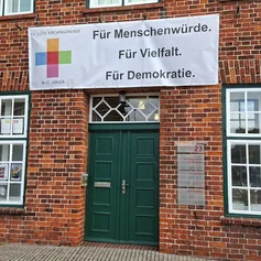 Demokratiebanner am Eingang Gemeindehaus