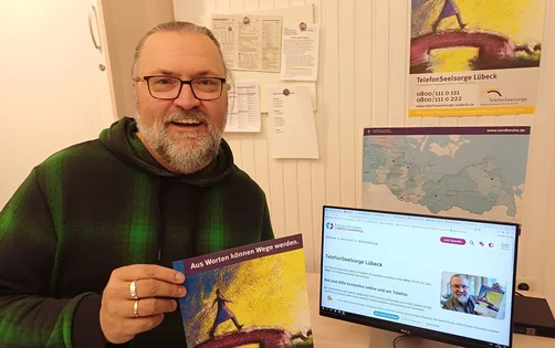 Ein Mann vor einem Computer