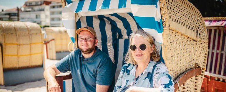 Zwei Menschen sitzen im Strandkorb