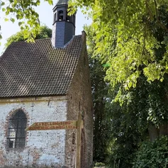 Eine Kapelle umgeben von Bäumen
