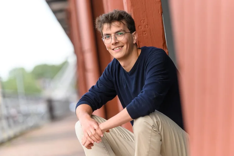 Eine Person lehnt an einer Wand