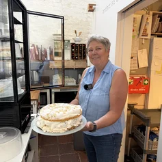 Eine Frau mit einer Torte