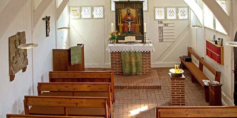 Innenansicht der St.-Georg-Kapelle in Fuhlenhagen, Blick von der Empore