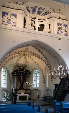 Blick auf den Altarbereich mit der Chorscheidewand in St. Georg