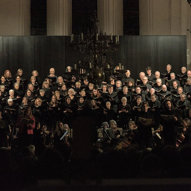 Viele Menschen singend im Dom zu Lübeck.