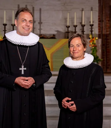 Zwei pastorale Personen in einer Kirche