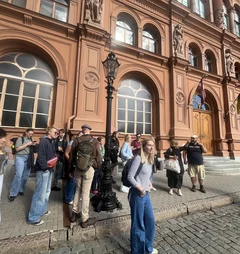 Viele junge Menschen vor einem großen Gebäude