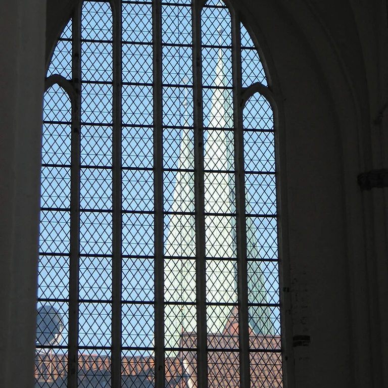 Ein farbloses Bleiglasfenster in St. Petri