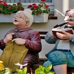 Zwei Senioren auf der Bank