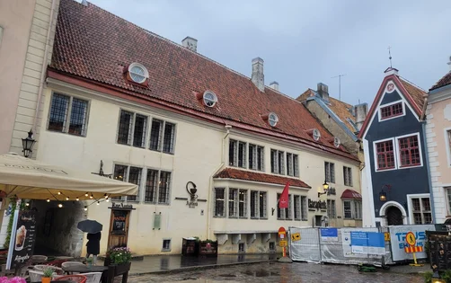 Blick auf einen verregneten Platz