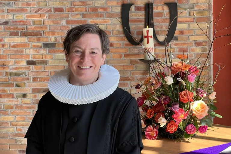 Eine Frau steht in einer Kirche