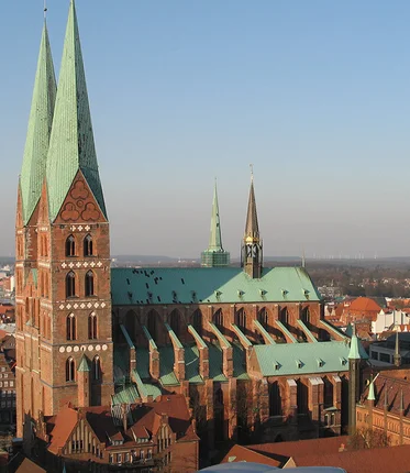 Blick aus der Luft auf St. Marien und umliegende Häuser 