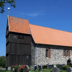 Außenansicht von St. Johannis Sterley von der Seite