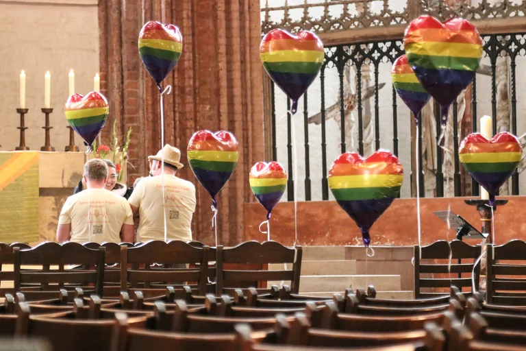 Trauung queeres Paar in der Kirche