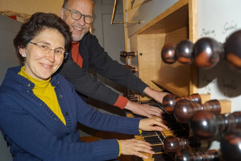 KMD Susanne Bornholdt und Hartmut Ledeboer spielen gemeinsam an einer Orgel