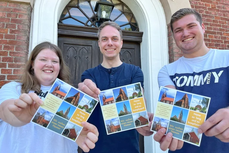 Drei Personen vor einer Kirche