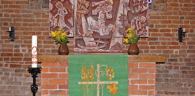 Blick auf den Altar in St.-Clemens-St.-Katharinen Seedorf