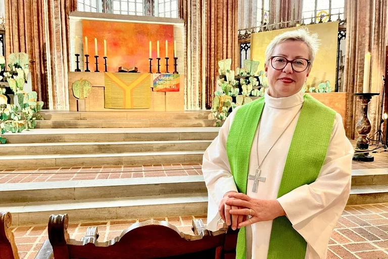 Eine Frau in einer Kirche