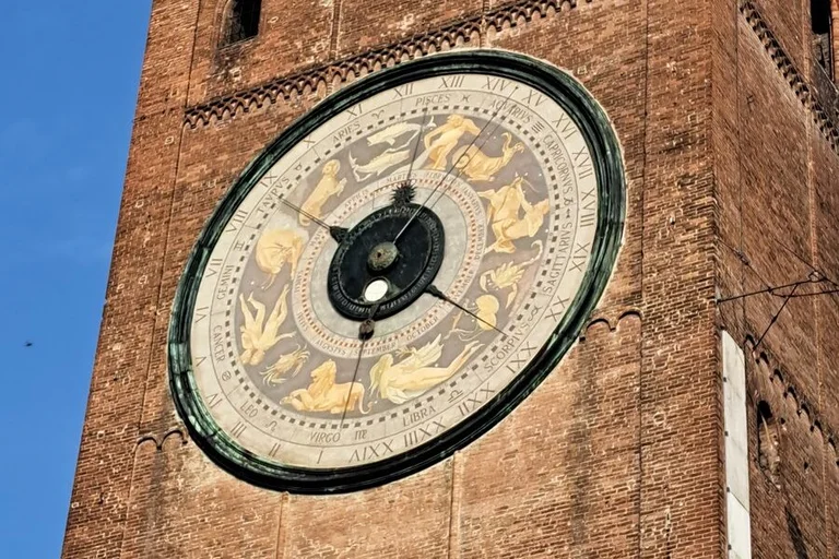 Die Turmuhr ist am Torrazzo di Cremona zu finden
