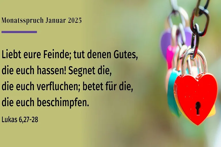 Eine Kette mit bunten Vorhängeschlössern