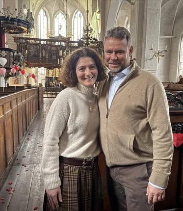 Menschen in einer Kirche