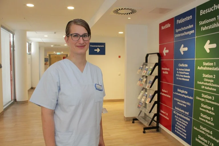 Frau im Krankenhaus Foyer
