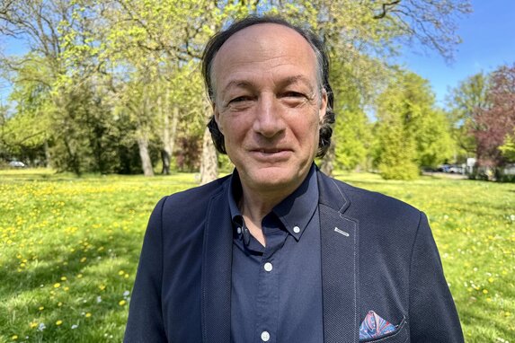 Ein Mann schaut i die Kamera