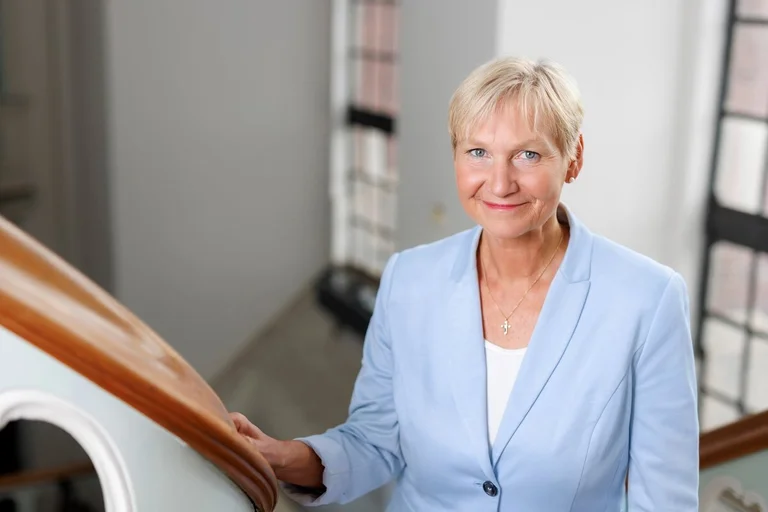 Eine Frau steht an einer Treppe