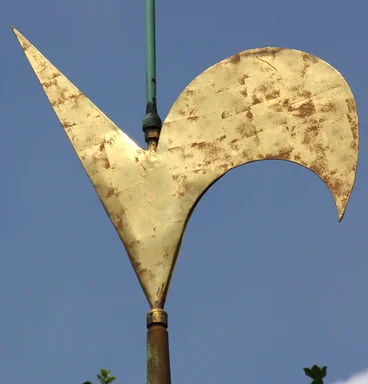Die Turmspitze mit Wetterhahn der Katharinenkapelle Müssen