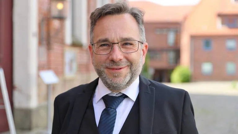 Mann lächelt in die Kamera