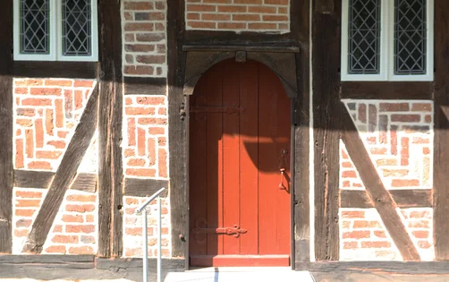 Der Eingang der St.-Georg-Kapelle in Fuhlenhagen