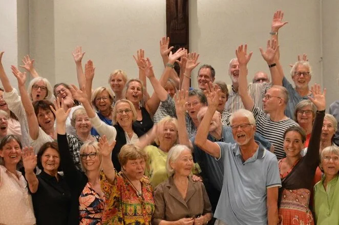Die Chormitglieder der Wohltofer Kantorei winken fröhlich in die Kamera