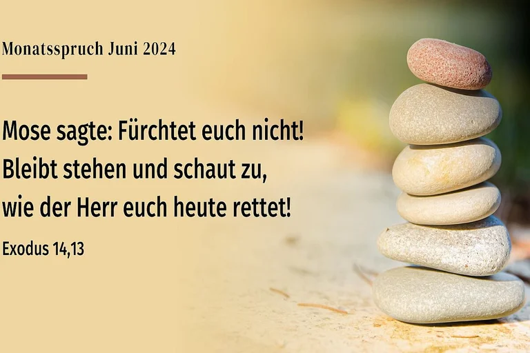 Aufgetürmte Steine mit Bibeltextstelle Excodus 14, 13