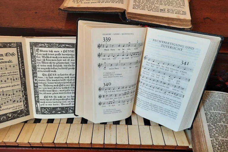 verschiedene aufgeklappte Gesangbücher