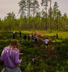 Menschen im Grünen beim Wandern. 