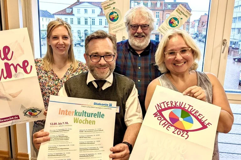 Personen zeigen einige Plakate 