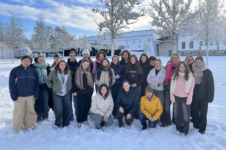 Gruppenfoto einer 10. Klasse im Schnee auf dem Gelände des Klosters Nütschau