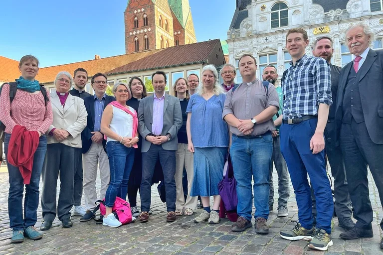 Menschen stehen auf dem Marktplatz von Lübeck