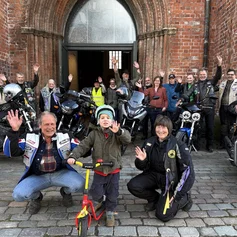 Menschen vor einer Kirche winken