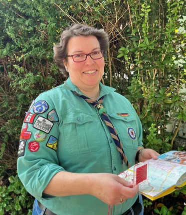 Frau mit Kompass und Landkarte in der Hand