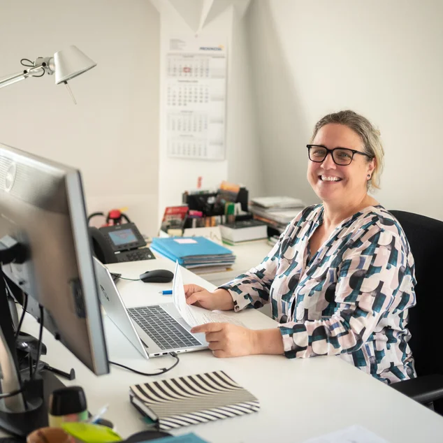 Eine Frau am Computer
