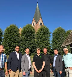 Menschen stehen vor einer Kirche