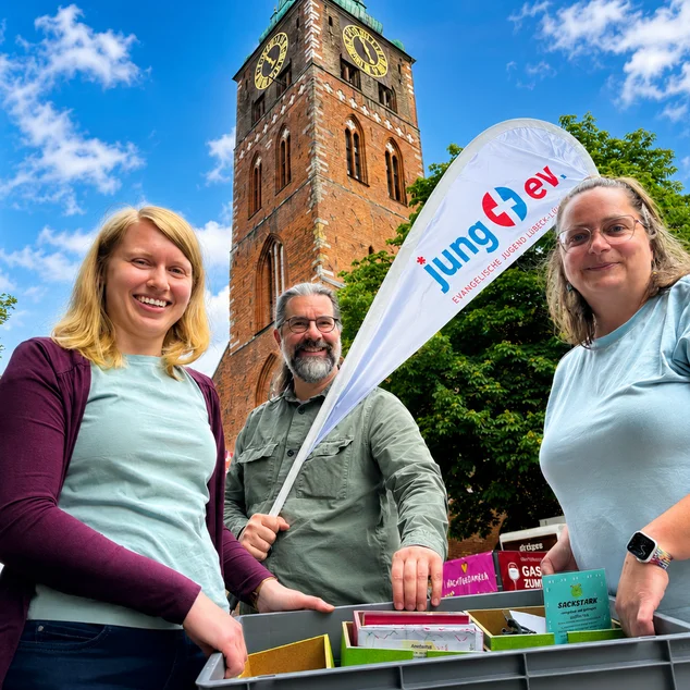 Menschen vor einer Kirche